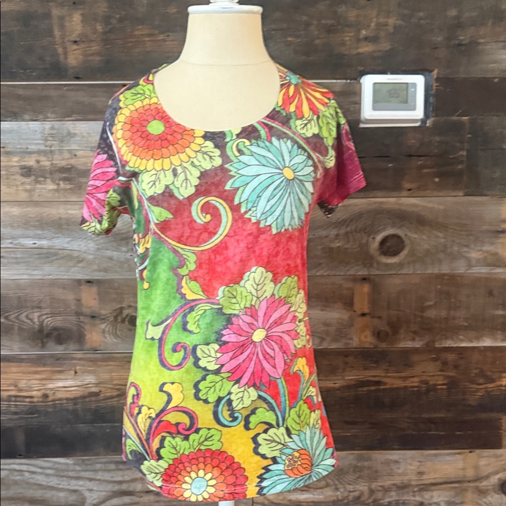 ADORABLE Vibrant Floral Short Sleeve Women's Top. AMMA - Made in LA (M)